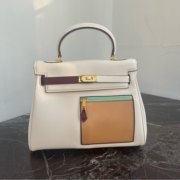 Classic Leather Hangbag Gold Lock - Picture 3 of 14